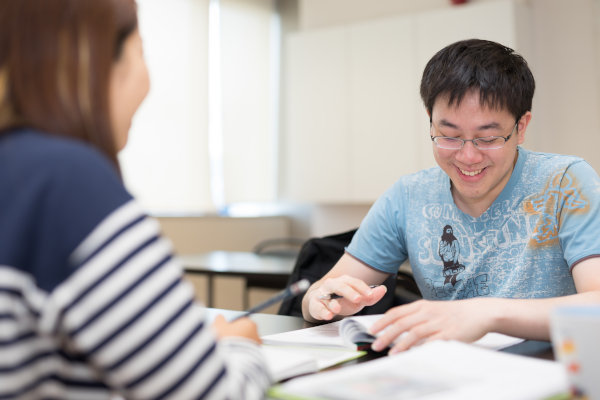 An adult Chinese student learning at Modulo Language School
